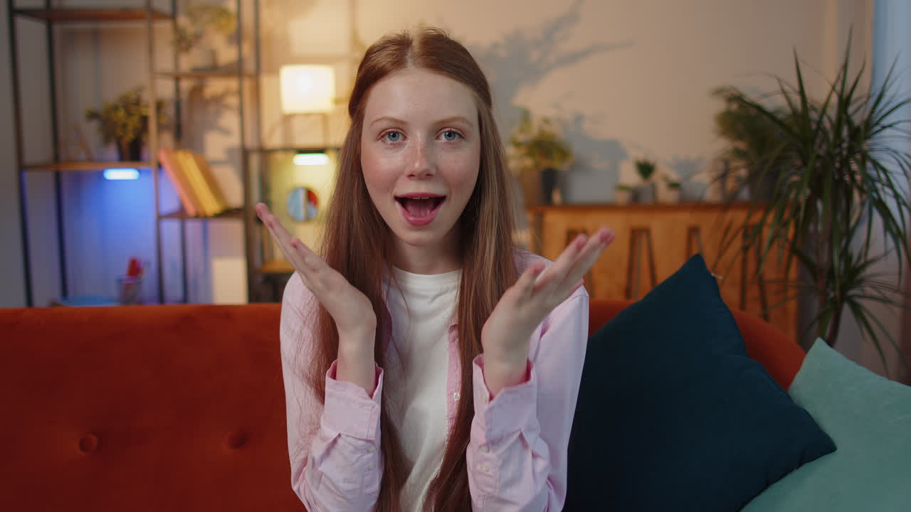 возбужденная девочка удивлена, шокирована внезапной победой, хорошие новости о победе, празднует, вау реакция
