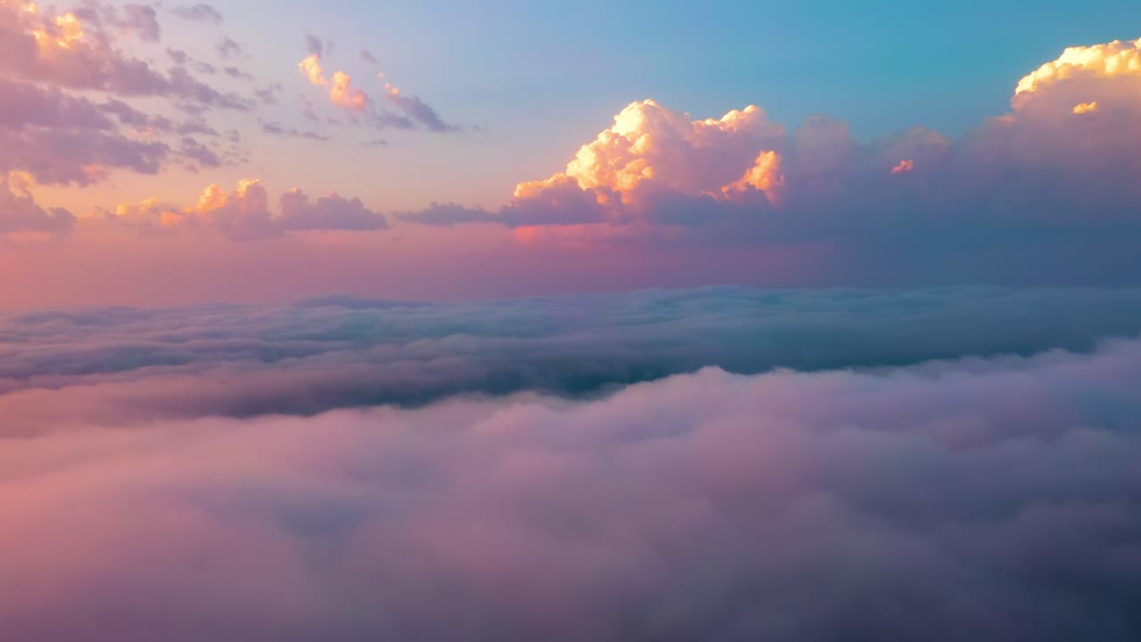 늦은 태양과 함께 구름 위를 날아다니고. 해가 뜨거나 해가 지면 다채로운 하늘 배경.