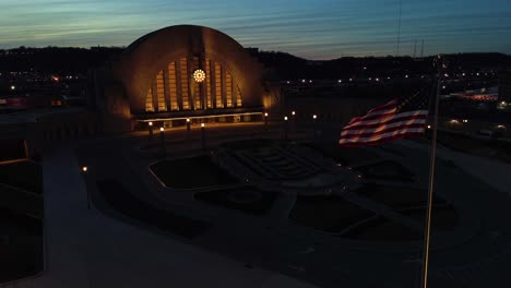 Union-Terminal,-Cincinnati,-Al-Anochecer,-Museo-Y-Estación-De-Tren-Aéreo-De-Drones