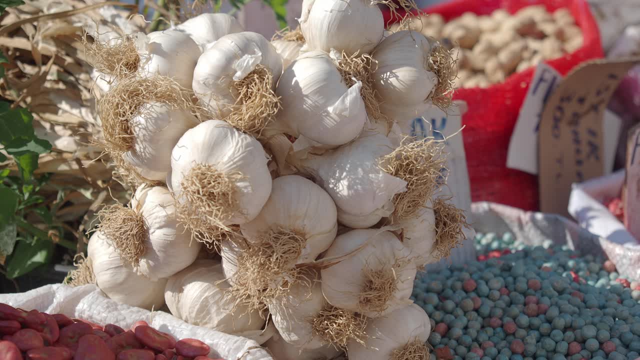 시장에서 판매하는 신선한 마늘