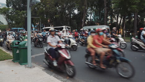 escena de la calle ocupada con motocicletas en vietnam