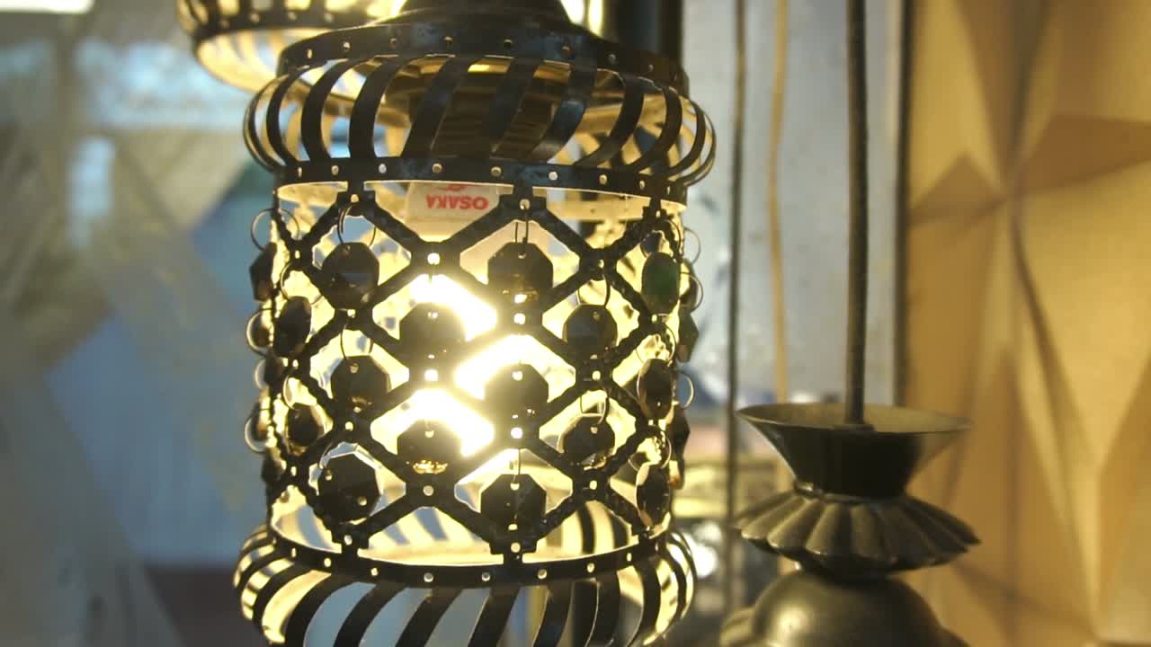 vista alrededor de la lámpara de luz cilíndrica iluminada