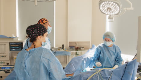 procedimiento quirúrgico en una sala de operaciones