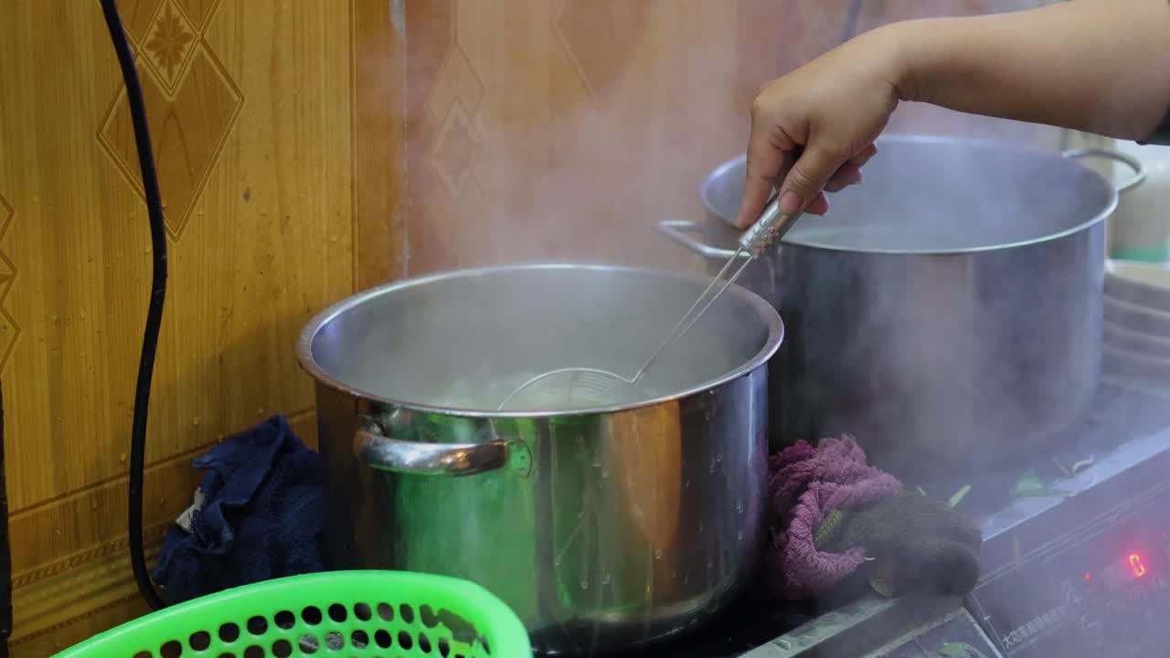 etapas secuenciales de cocción y filtrado de mariscos