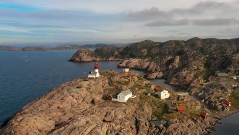 Faro-Costero.-El-Faro-De-Lindesnes-Es-Un-Faro-Costero-En-El-Extremo-Sur-De-Noruega.