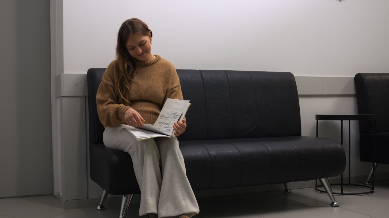 mujer embarazada posando