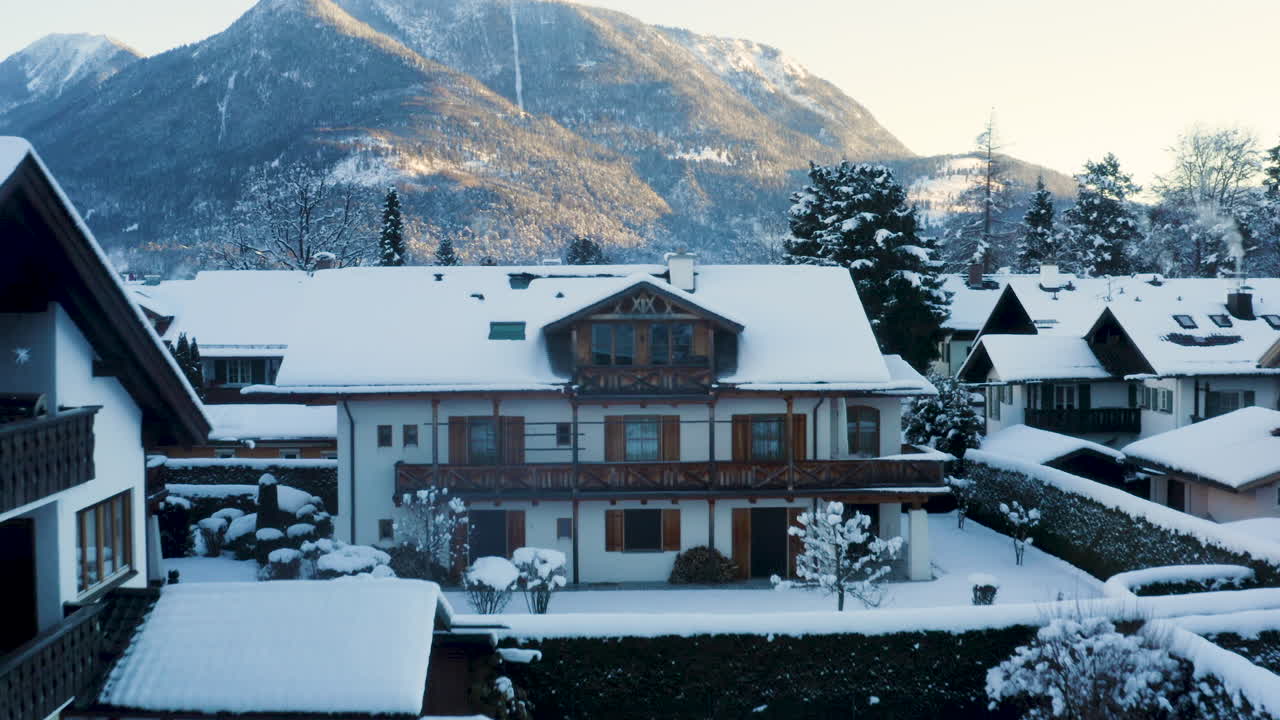 추그슈피체 산 아래 가르미슈 파르텐키르헨의 경치 좋은 드론 샷