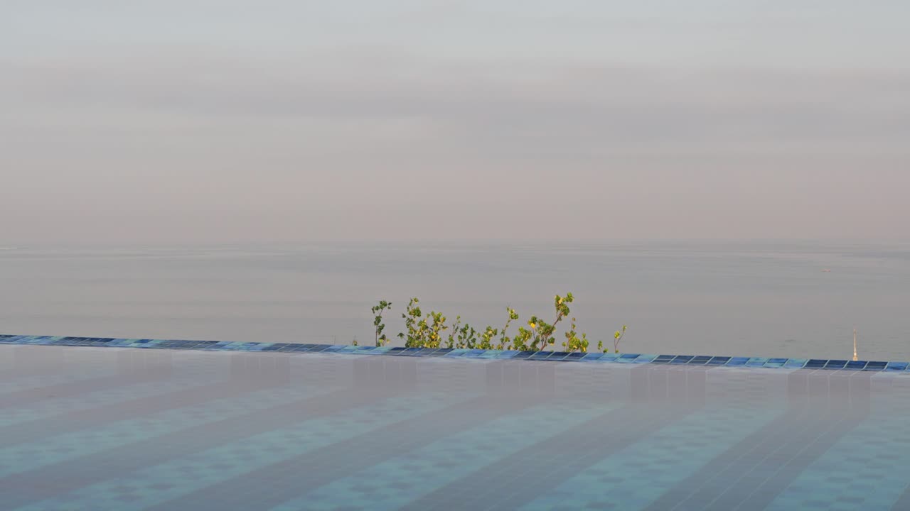 해가 뜨면 발리의 쿠타 해변을 내려다보는 옥상 수영장