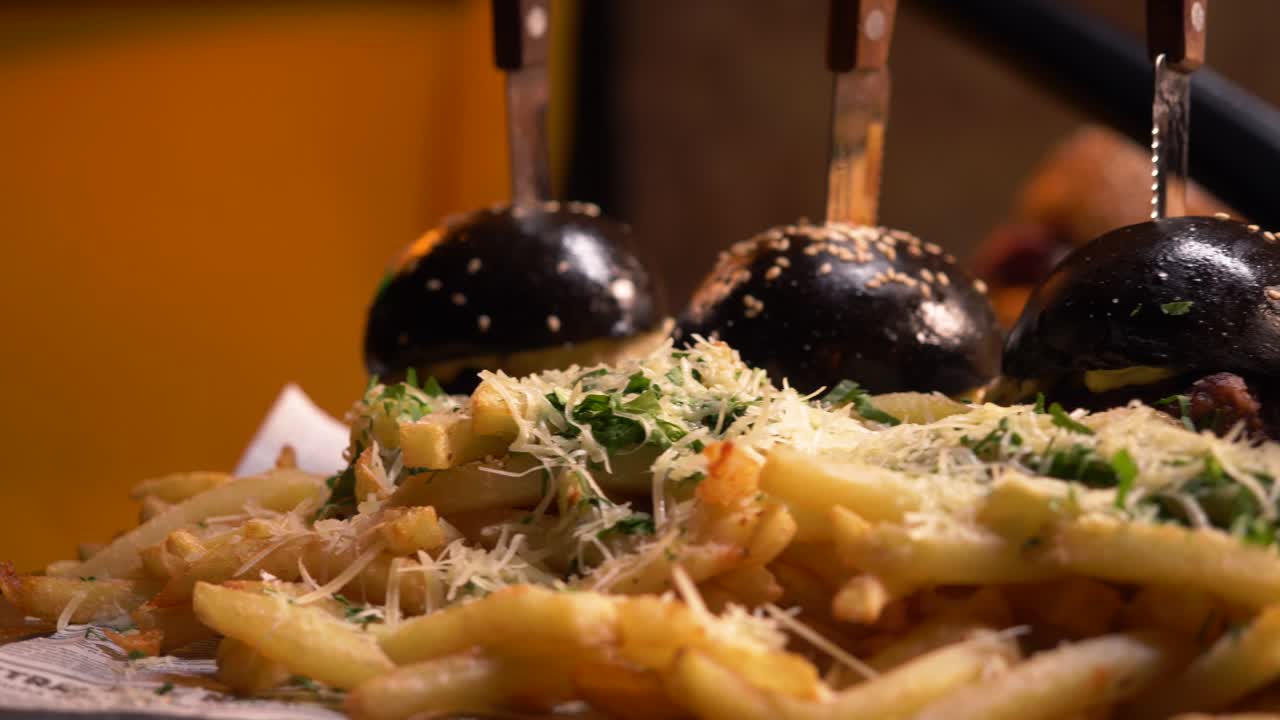 모짜렐라와 파를 곁들인 버거와 바삭한 감자튀김