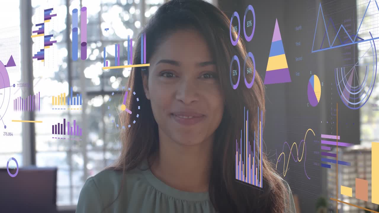procesamiento de datos en la interfaz con gráficos sobre feliz biracial mujer de negocios casual sonriendo en la oficina