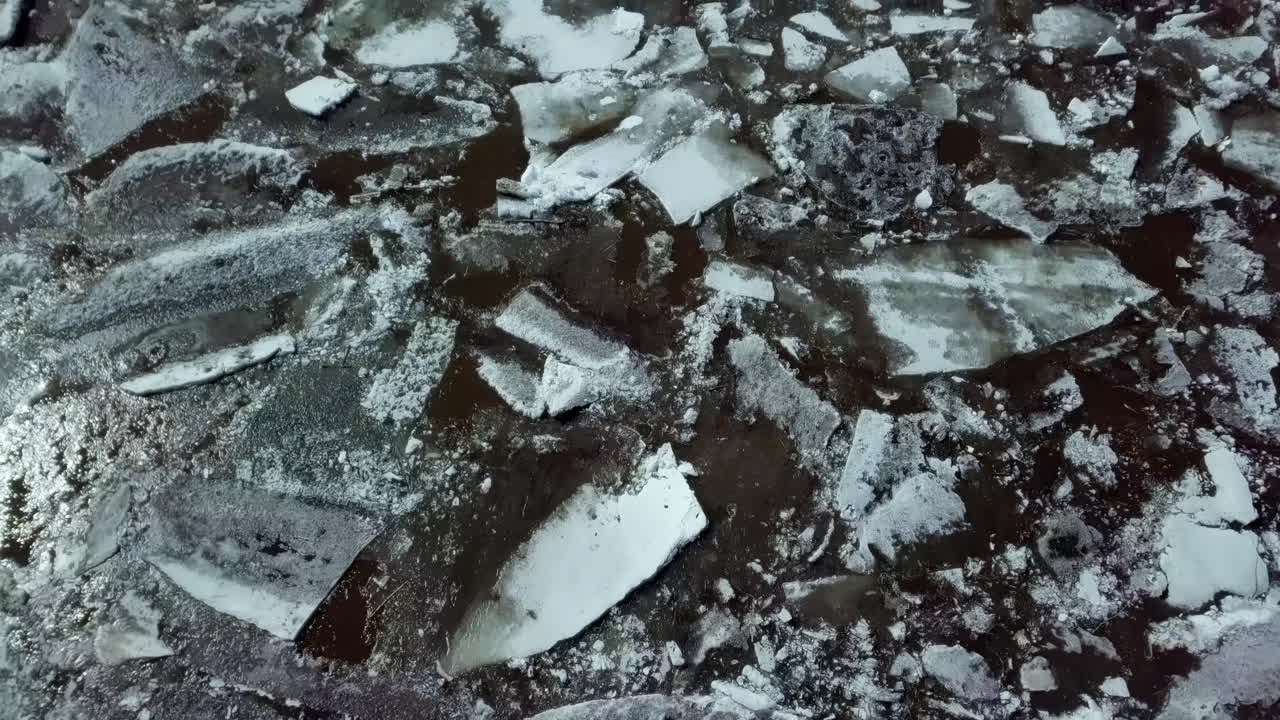 hielo roto y nieve en agua congelada