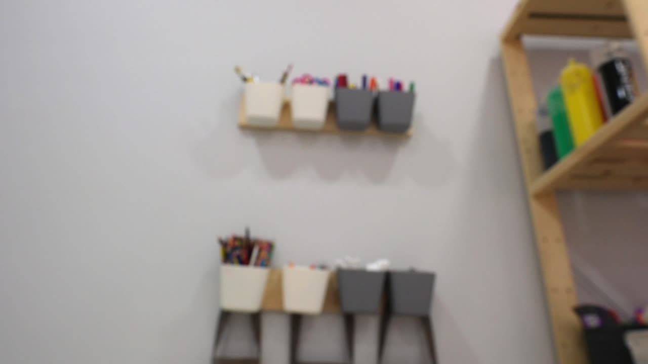 어린이 의 다채로운 연필 과 선반