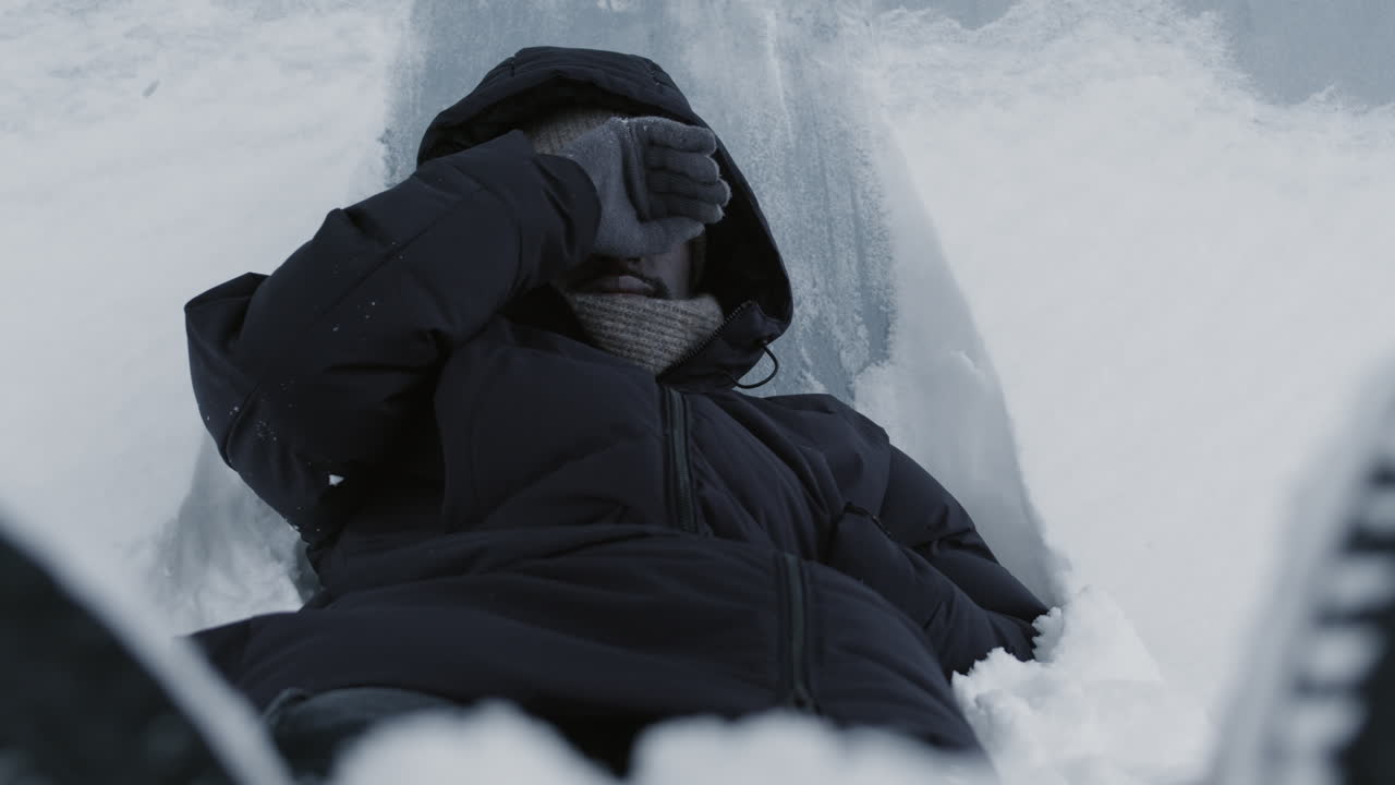 야외에서 슬픈 사람