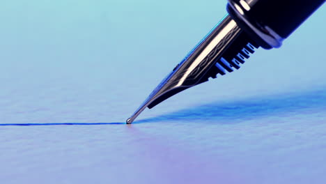 vista de cerca de una pluma estilográfica dibujando una línea recta de tinta en una superficie de papel con textura