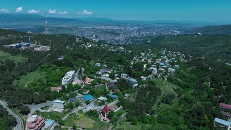 drone disparado para el paisaje en tbilisi georgia tarde con la naturaleza