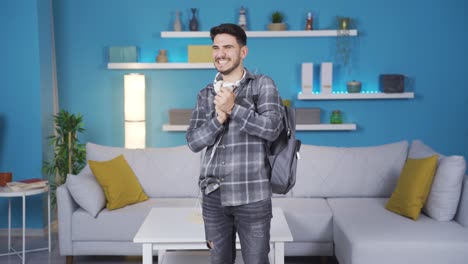 el joven emocionado vuelve a casa feliz y alegre.