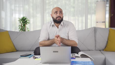 Hombre-Trabajador-De-Oficina-En-Casa-Deprimido.