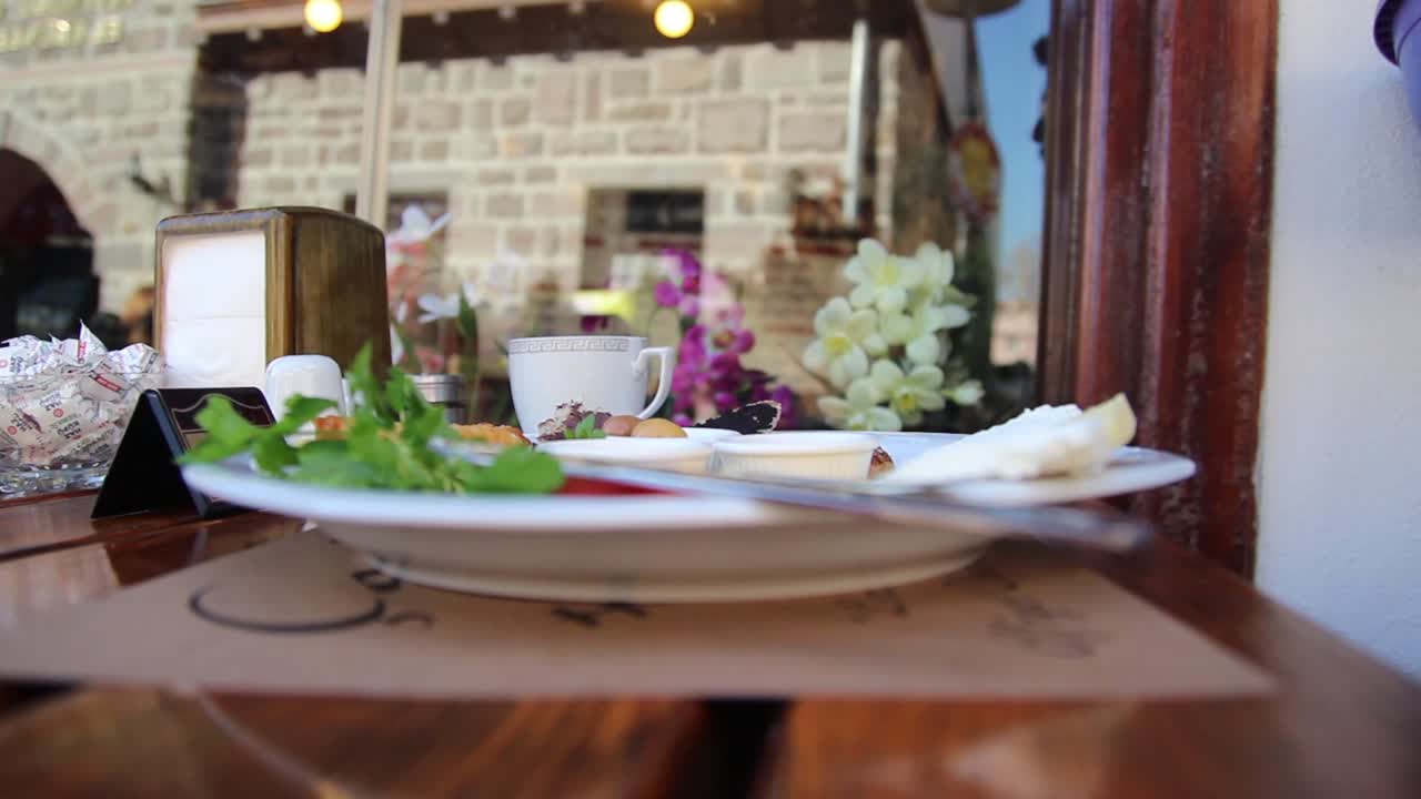 레스토랑에서 아침 식사를 하는 남자