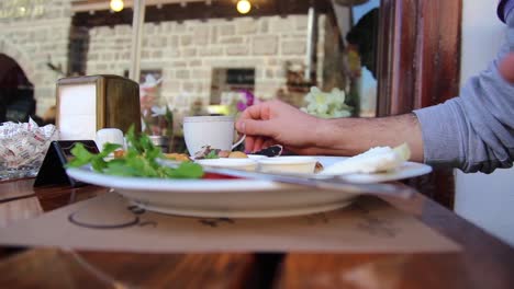 un hombre desayunando en el restaurante