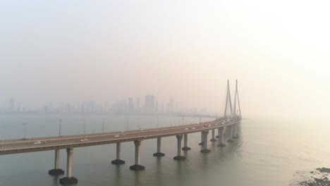 Eine-Drohne-Schoss-Auf-Bandra-Worli-Sea-Link,-Gesehen-Aus-Einer-Luftaufnahme-In-Zeitlupe