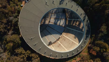 aérea de cima para baixo girando sobre o anfiteatro quinta vergara cercado por floresta de árvores no parque, encosta de viña del mar, chile