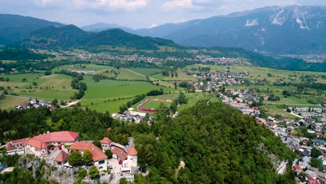 Slowenien-Wunderschöne-Natur---Ferienort-Bleder-See.