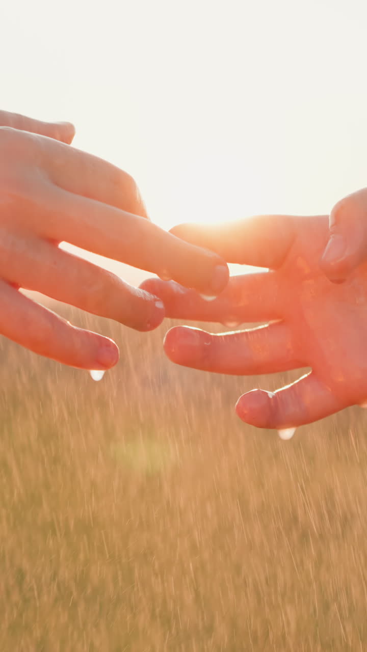 소녀는 비가 내리는 곳에서 소년의 손가락을 만지며, 어린이들은 시골 지역의 빛 아래 평생 지속되는 소중한 기억을 만니다.