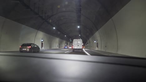 material de archivo de la autopista nacional e94 de grecia, el automóvil conduce a través de un túnel subterráneo