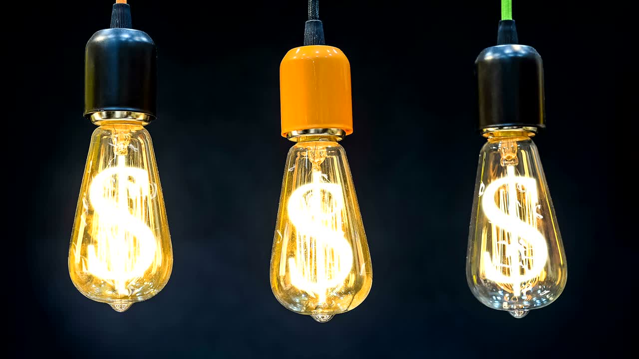 idea para hacer dinero. bombilla con símbolo de dólar.