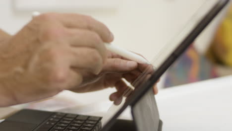 cerrar a una persona usando un lápiz apple para crear una obra de arte digital en un ipad