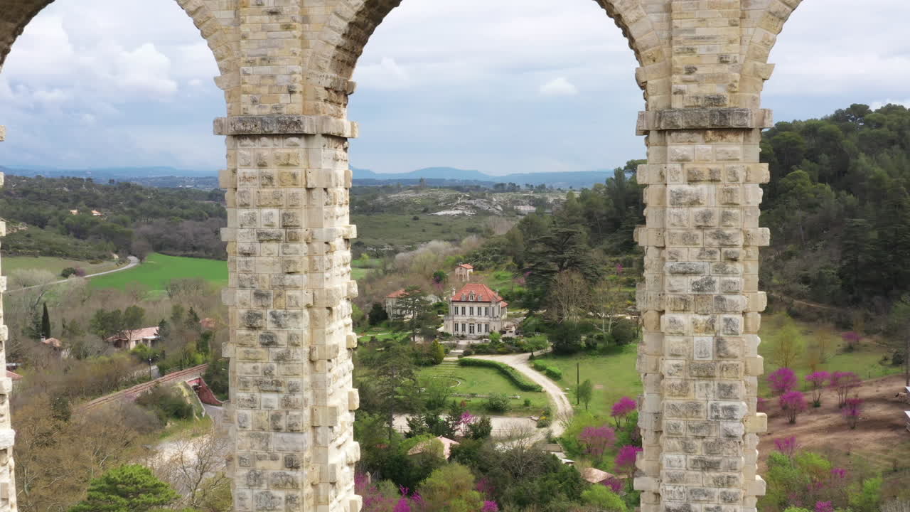 프랑스 로크파우르 수로의 아치 위에서 가까운 지구 공중 사진