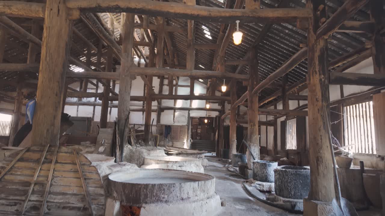 Angolazione bassa ai tradizionali forni per la bollitura del sale e all'antica architettura in legno al Museo di Zigong, Cina.
