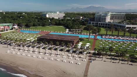 resort junto a la playa con camas de playa y camas junto a la piscina para relajarse