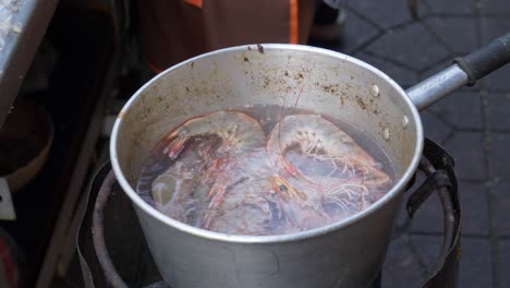 cocinar camarones en el agua en un restaurante de comida callejera
