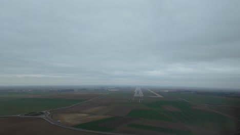 Escena-Real-De-Aterrizaje-Del-Avión-Tomada-Desde-La-Cabina-De-Un-Jet-Moderno,-En-Un-Día-De-Invierno-Frío-Y-Nublado,-Vista-Por-Los-Pilotos.