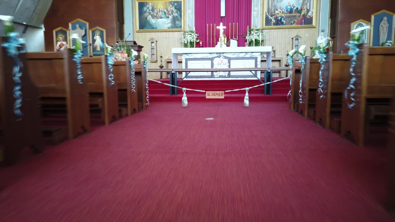 종교적인 기독교 또는 가톨릭의  사당과 예배자를 위한 제단