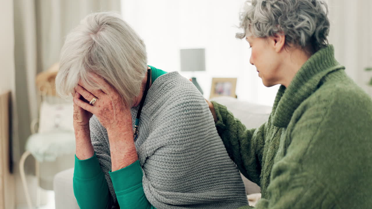 공감, 슬프고 노인 여성이 손실을 위해 울고 있습니다.