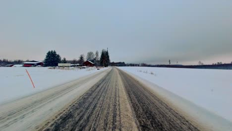 Kontrolliertes-Fahren-Im-Winter,-POV,-Ländliches-Nördliches-Klima,-Gefährliches-Wetter