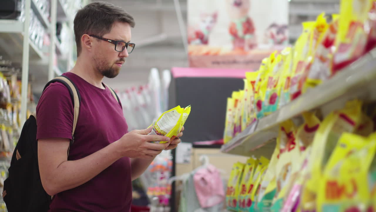 hombre comprando comida para mascotas en un supermercado