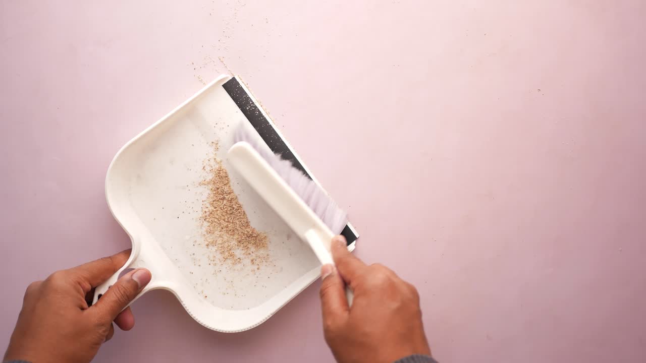 Primo piano della polvere del pavimento con la paletta