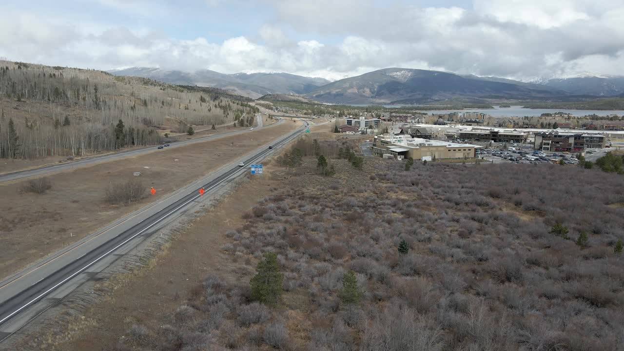 vista aérea siguiendo a lo largo de la interestatal 70 con cielos nublados y nieve fresca
