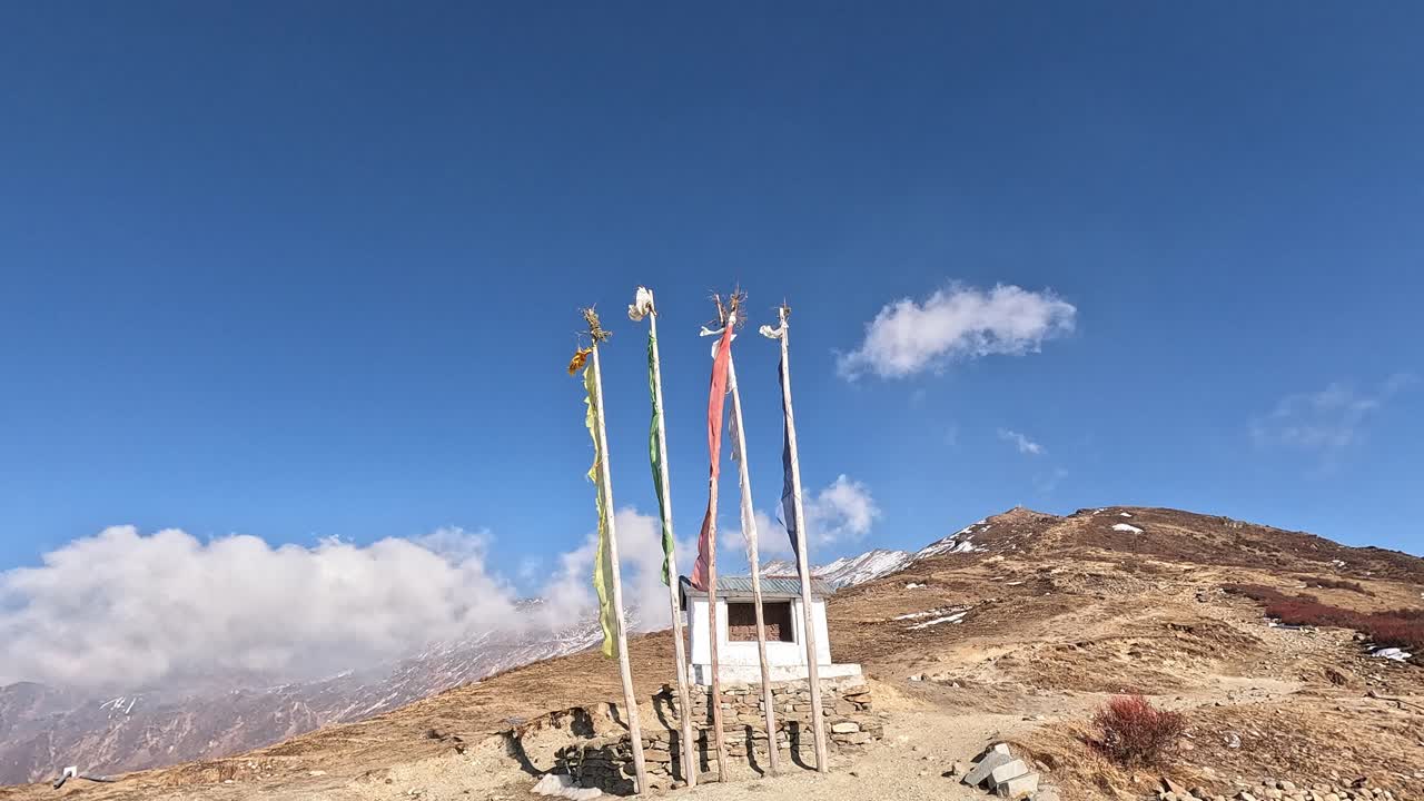 panorama de montaña con banderas de oración budista en una montaña