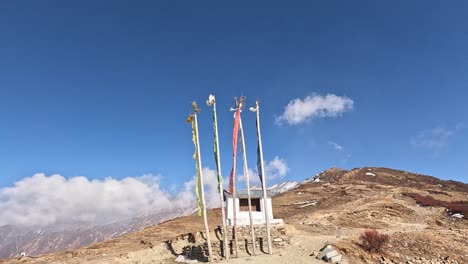 Panorama-Montañoso-Con-Banderas-De-Oración-Budista-En-Una-Montaña