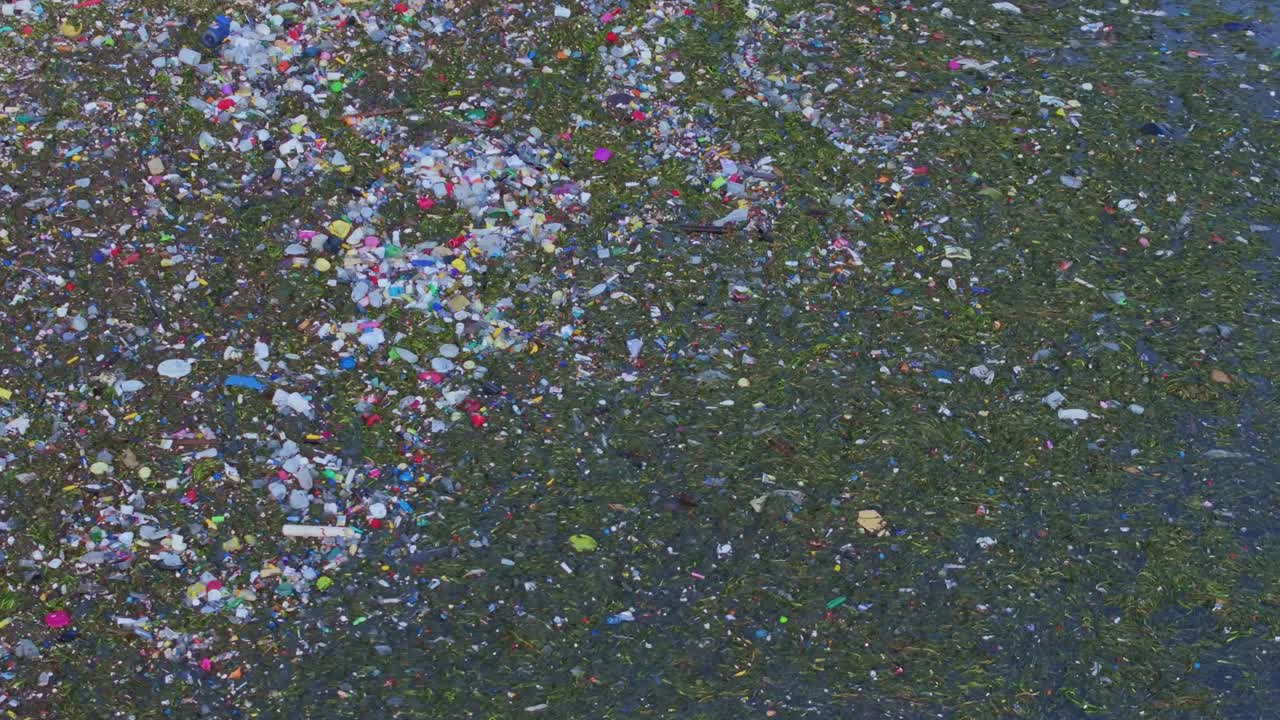 도미니카 공화국의 몬테시노스 해안의 오염 오염