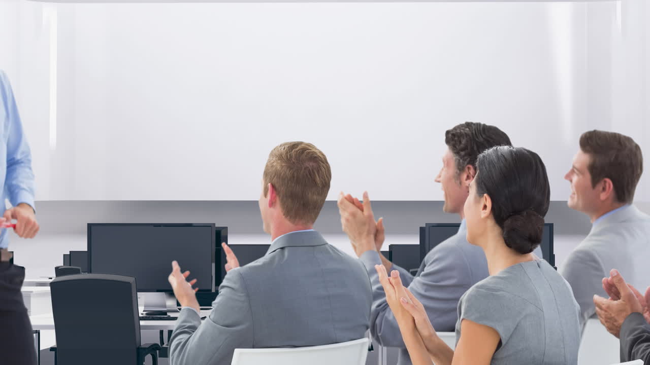 사무실에서의 회의에서 다양한 사업가들의 활성화