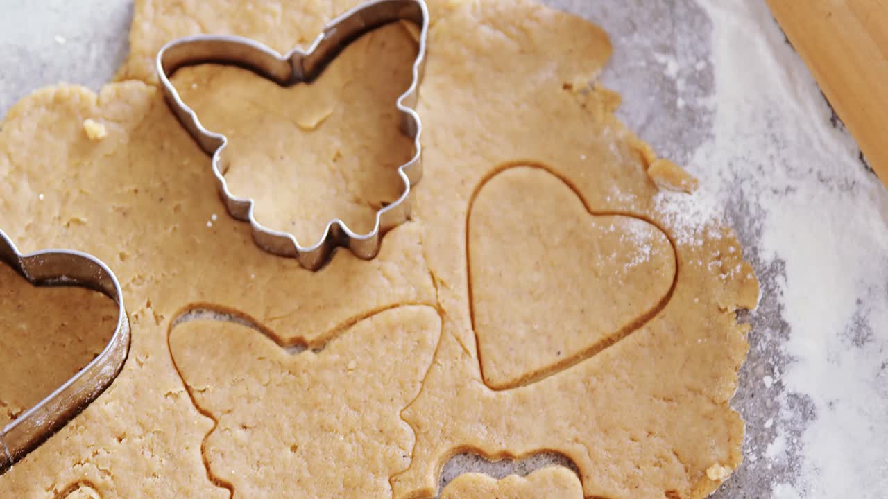 Lebkuchenteig mit Mehl und Keksausstecher 4k