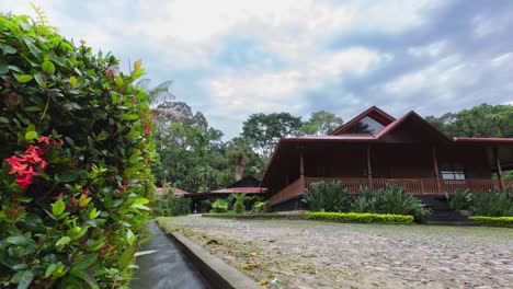 Amanecer-Nublado-Sobre-Casas-En-Una-Plantación-De-Café-En-México