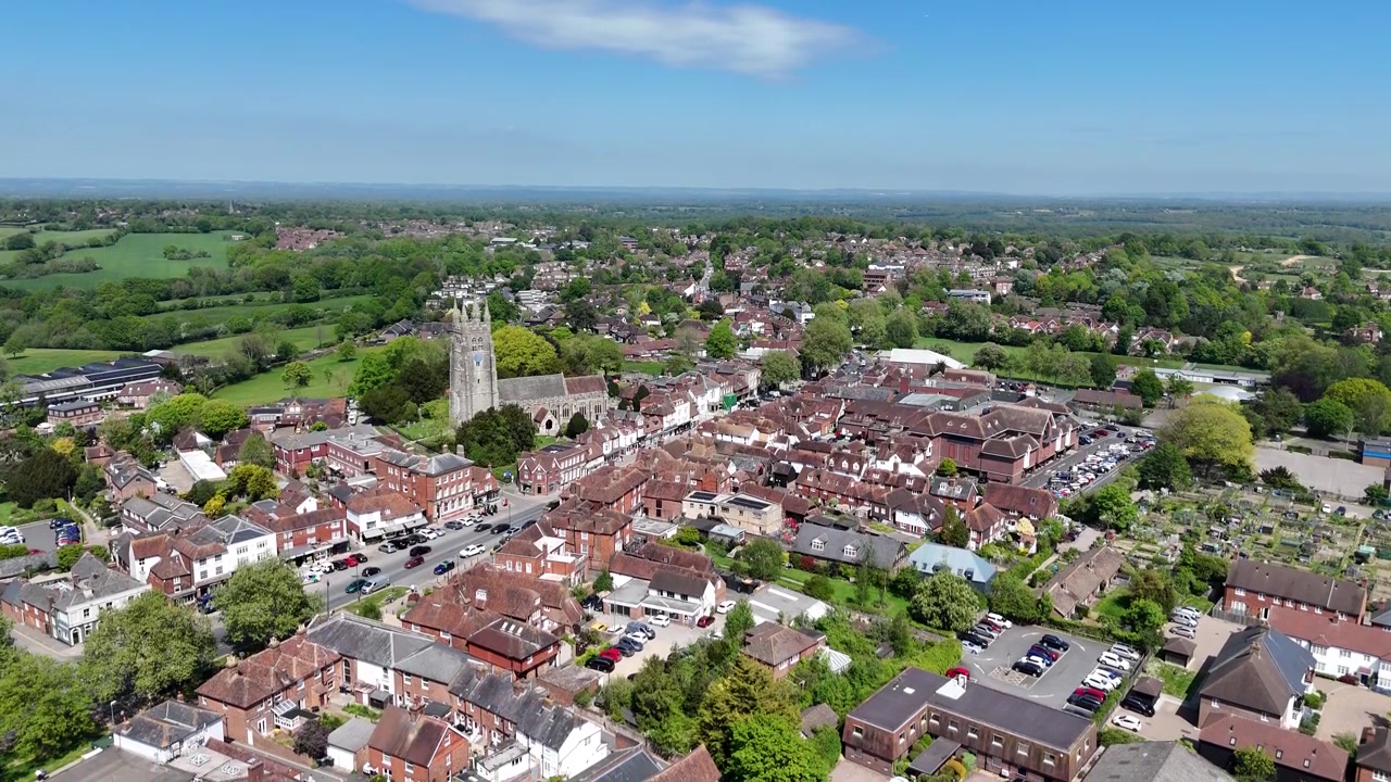 Vista aérea de dron en ángulo alto del centro de la ciudad de Tenterden, Kent, Reino Unido