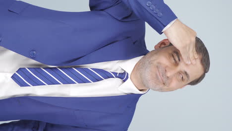 video vertical de un hombre de negocios con migraña.