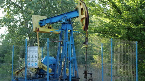 vista estática de la bomba de aceite que bombea petróleo crudo en campina, rumania